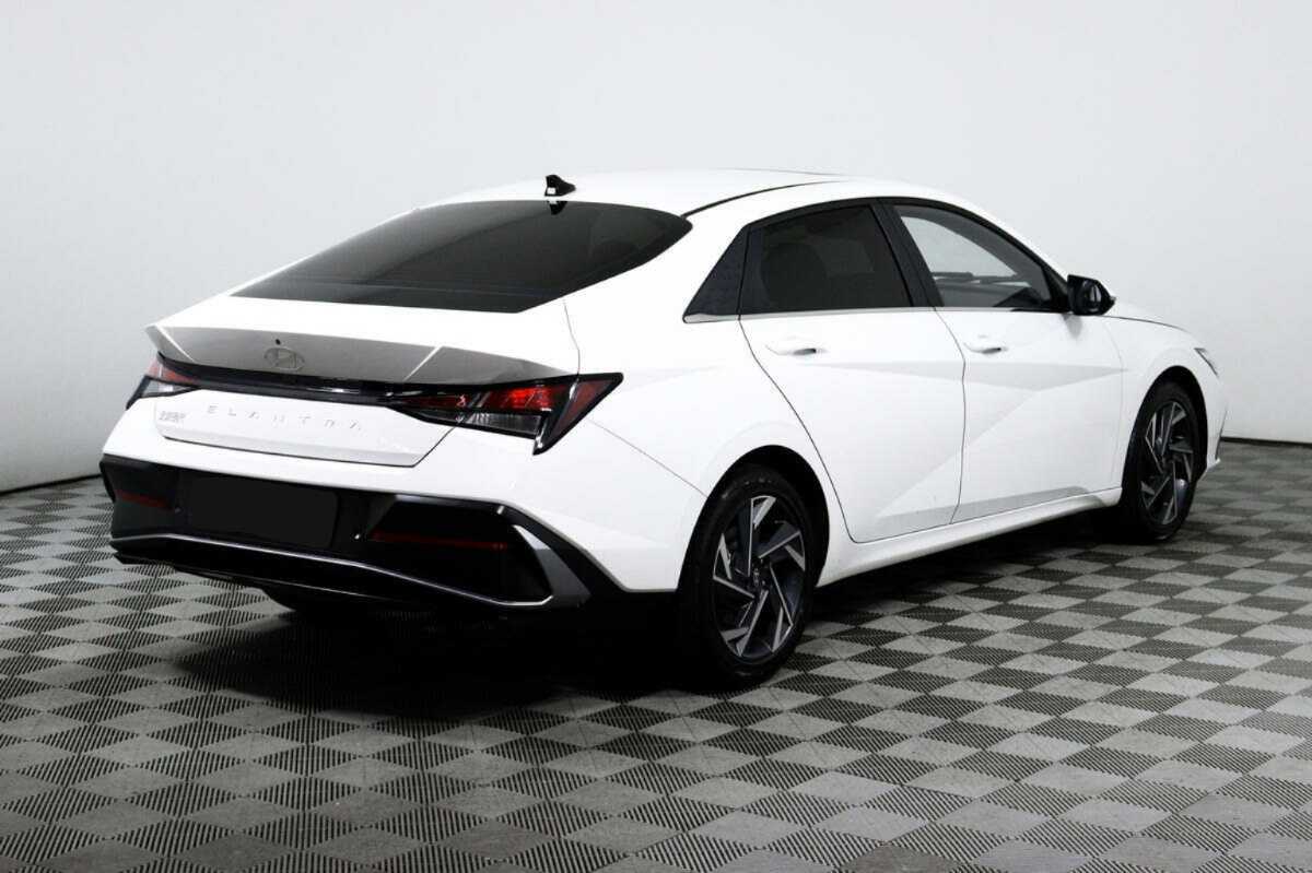 Hyundai Elantra 2023 года с пробегом. Фото: #4