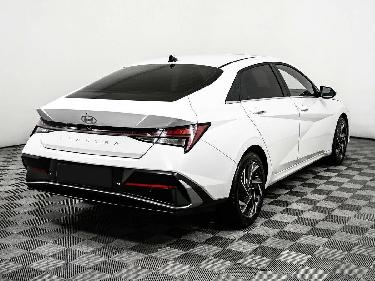 Hyundai Elantra 2023 года с пробегом. Фото: #4