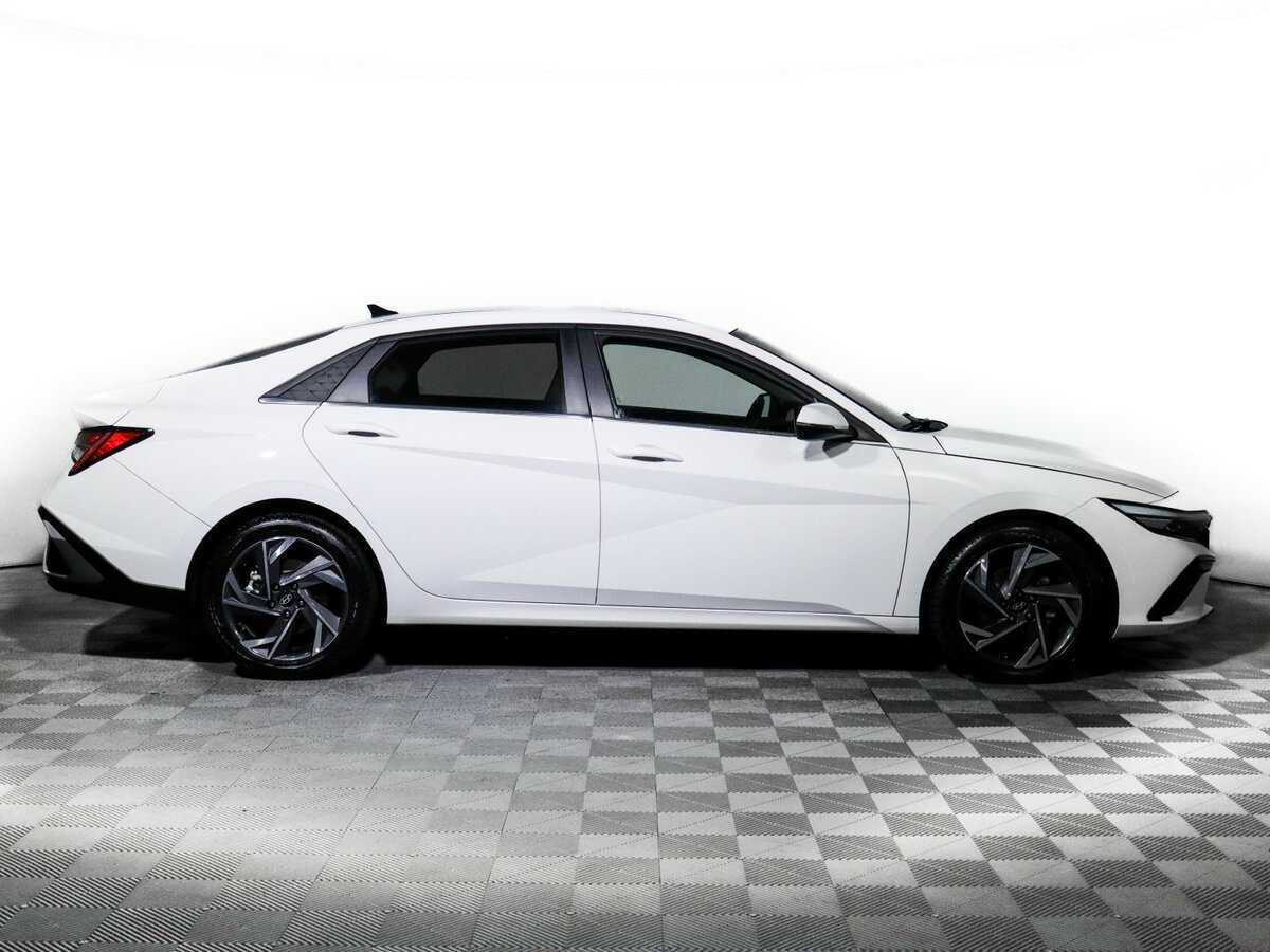 Hyundai Elantra 2023 года с пробегом. Фото: #3