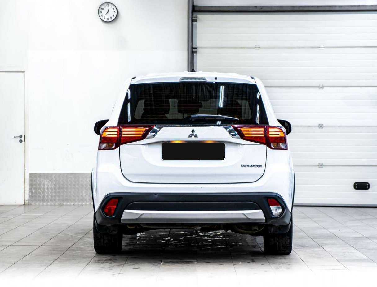 Б/У Митсубиши Оутлэндер 2015 года. Фото: #4