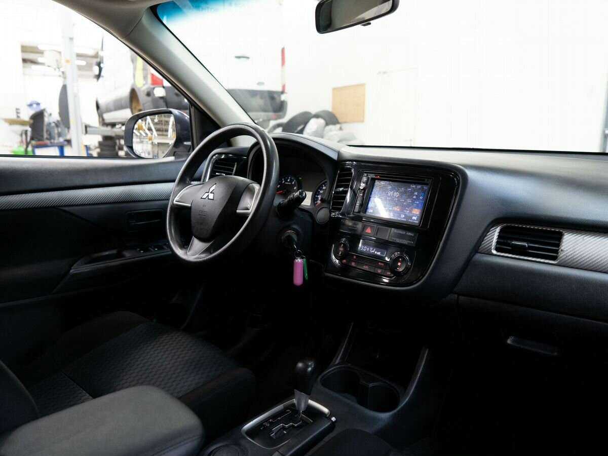 Б/У Митсубиши Оутлэндер 2015 года. Фото: #17