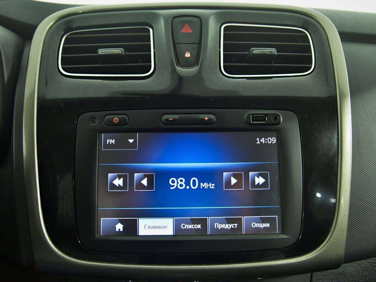 Б/У Рено Логан 2015 года. Фото: #11