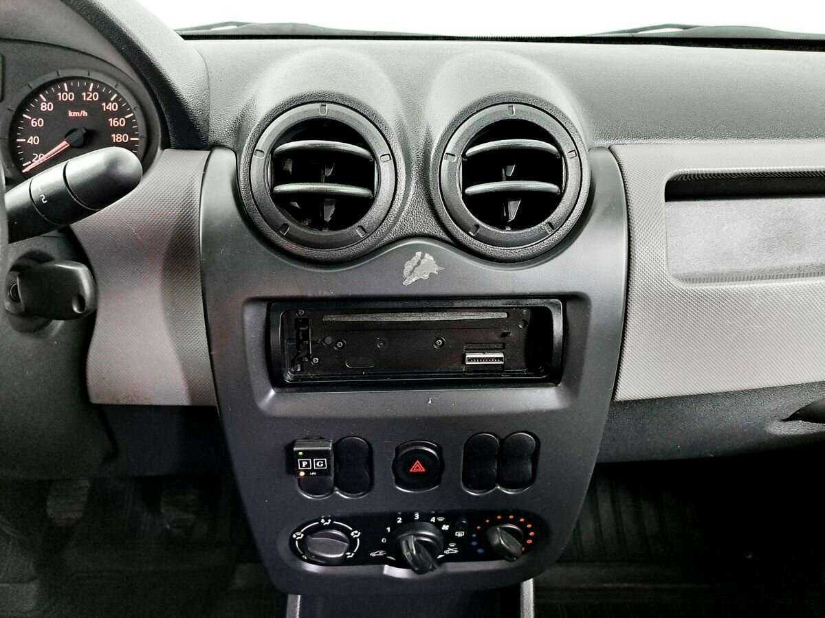 Б/У Рено Логан 2012 года. Фото: #9