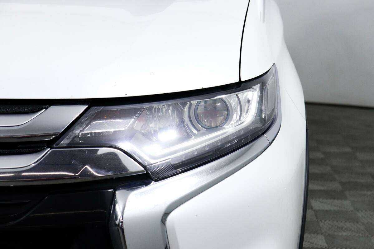 Б/У Митсубиши Оутлэндер 2018 года. Фото: #12