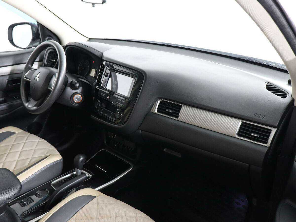 Б/У Митсубиши Оутлэндер 2017 года. Фото: #9