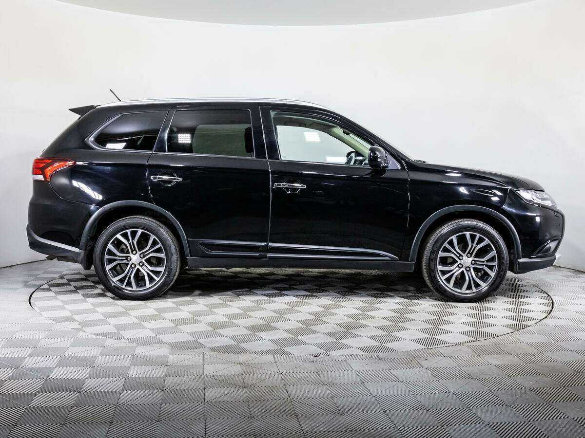 Б/У Митсубиши Оутлэндер 2016 года. Фото: #3