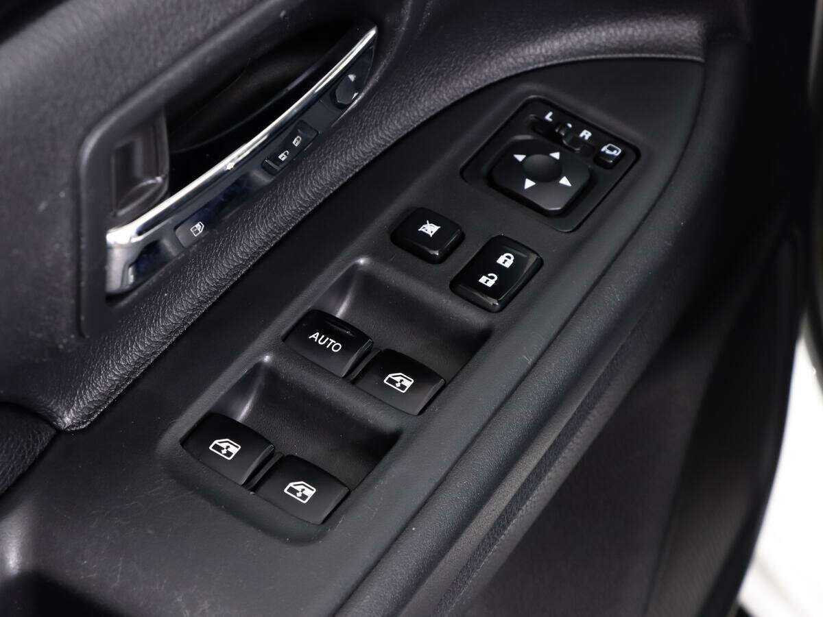 Б/У Митсубиши Оутлэндер 2017 года. Фото: #9