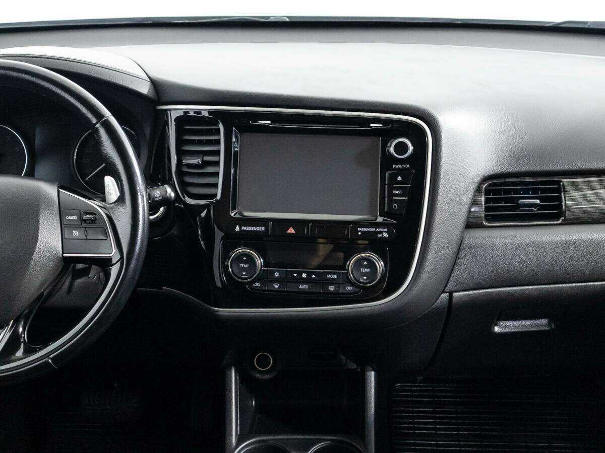 Б/У Митсубиши Оутлэндер 2015 года. Фото: #13