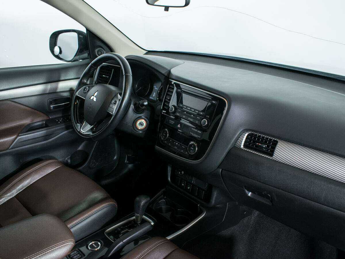 Б/У Митсубиши Оутлэндер 2017 года. Фото: #7