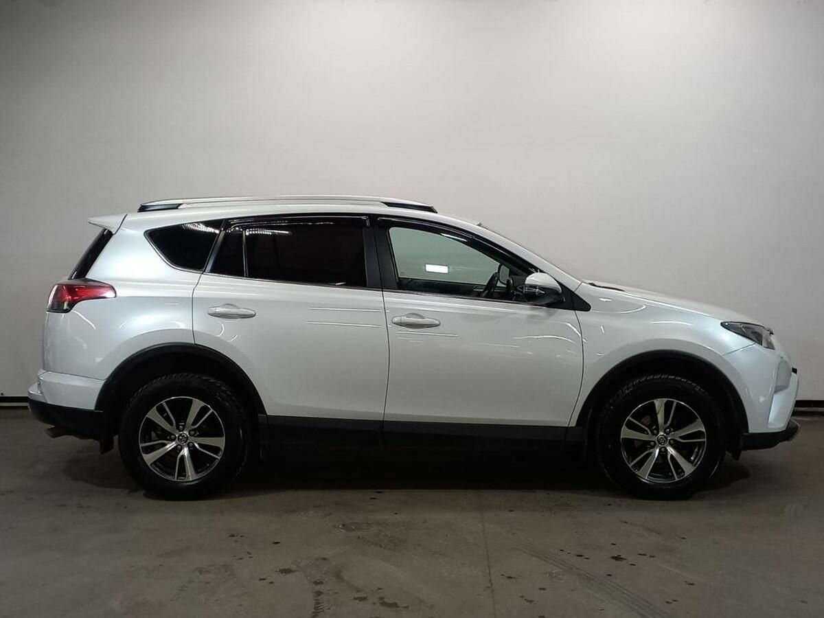 Toyota RAV4 2018 года с пробегом. Фото: #3