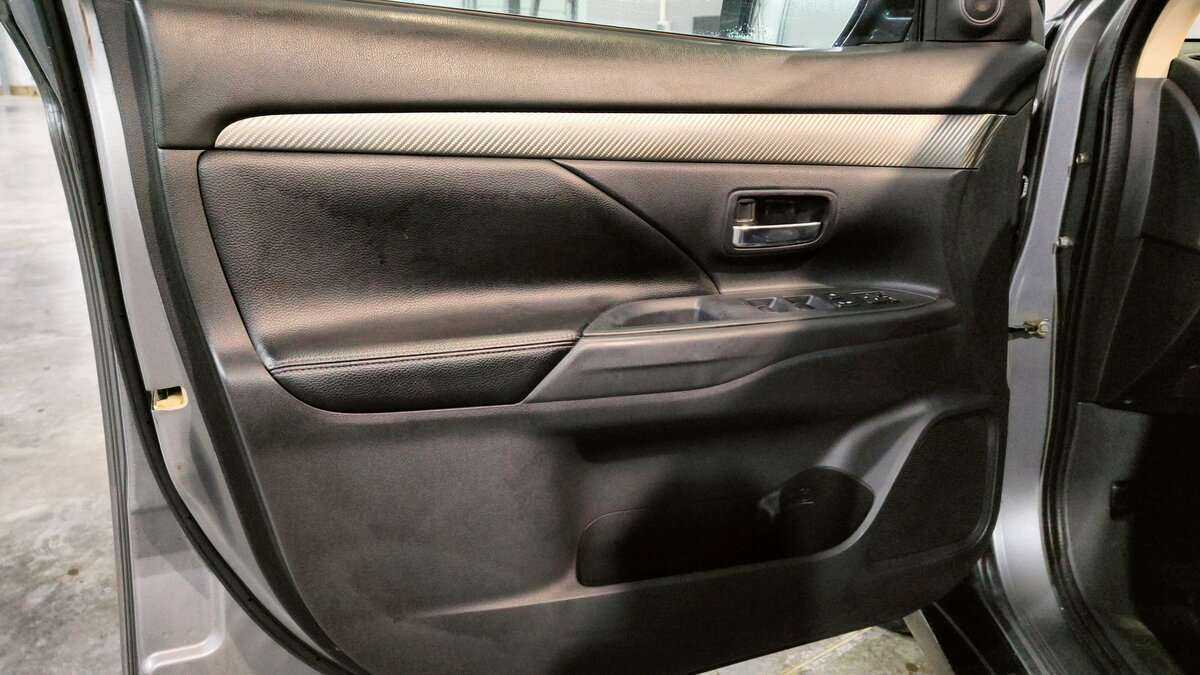 Б/У Митсубиши Оутлэндер 2012 года. Фото: #12