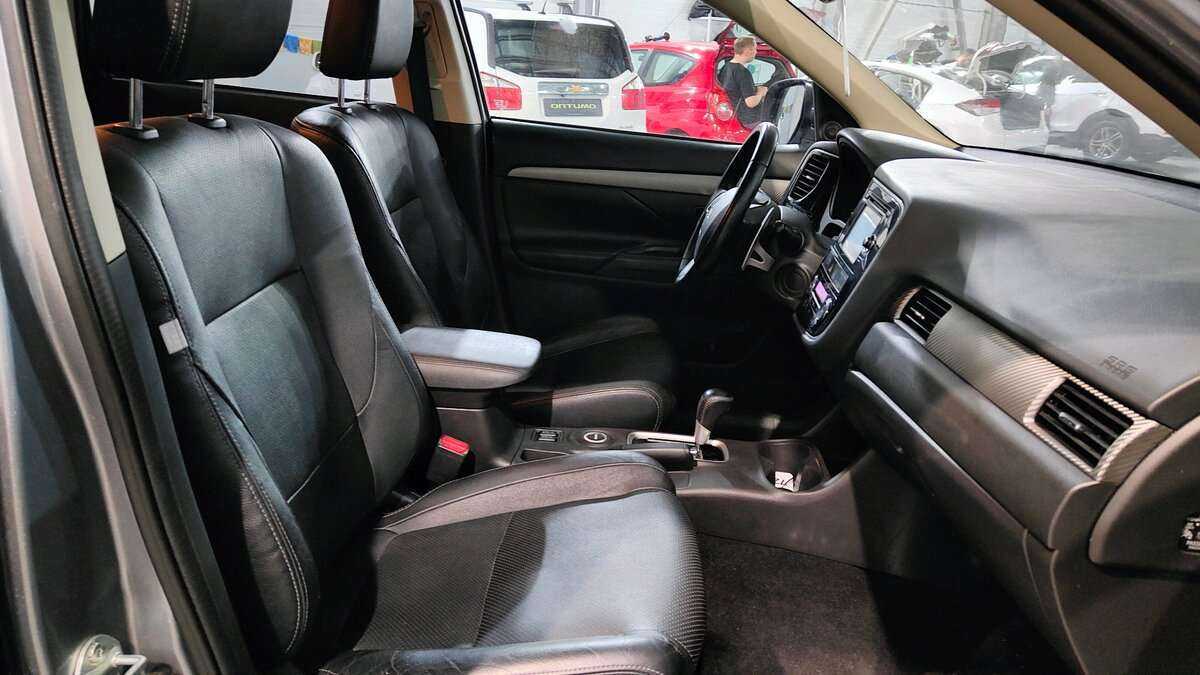 Б/У Митсубиши Оутлэндер 2012 года. Фото: #15