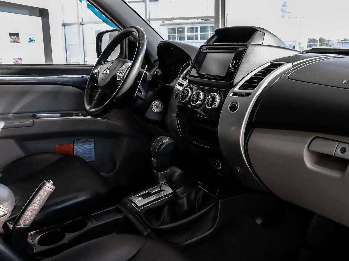 Mitsubishi Pajero Sport 2015 года с пробегом. Фото: #11