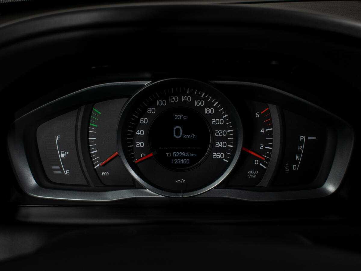 Б/У Вольво ИксЦ60 2014 года. Фото: #9