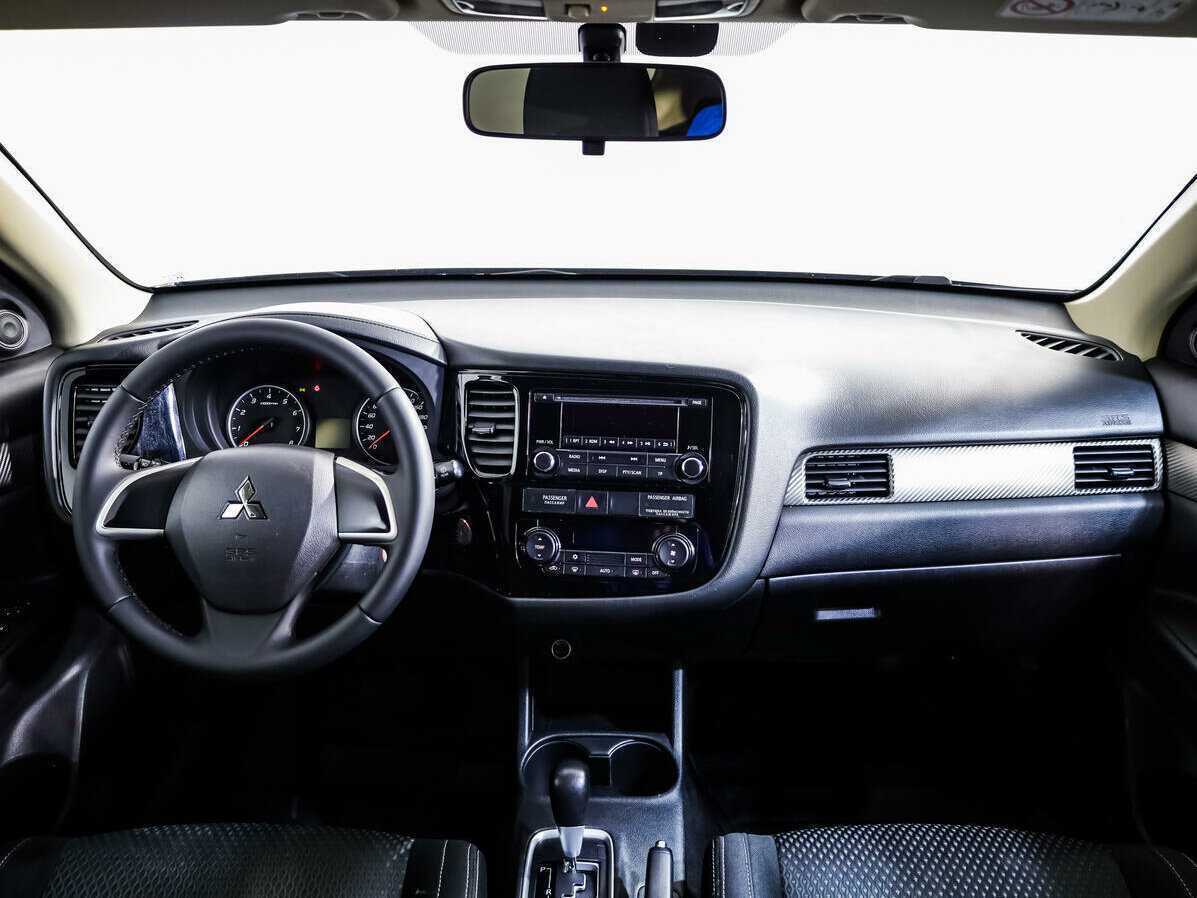 Б/У Митсубиши Оутлэндер 2015 года. Фото: #8