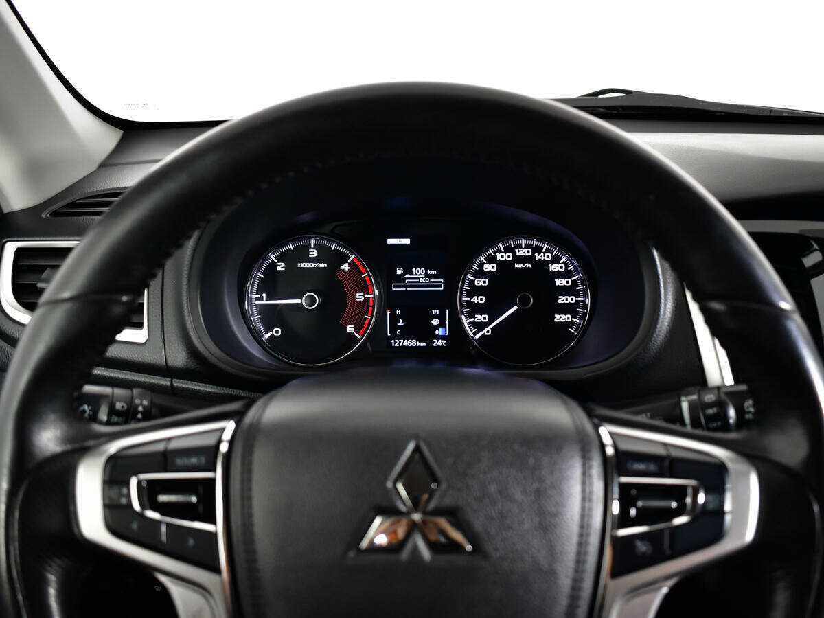 Mitsubishi Pajero Sport 2017 года с пробегом. Фото: #10