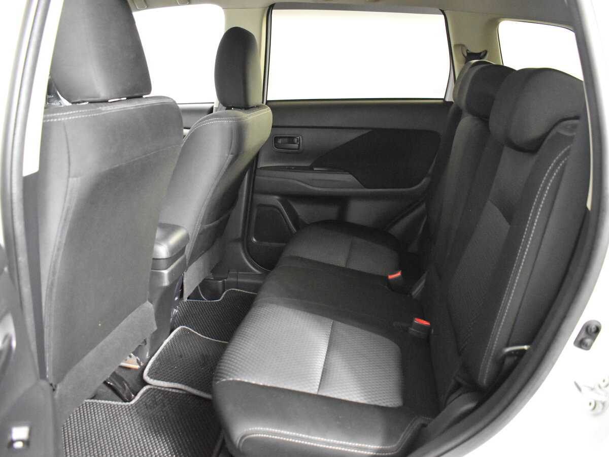 Б/У Митсубиши Оутлэндер 2017 года. Фото: #6