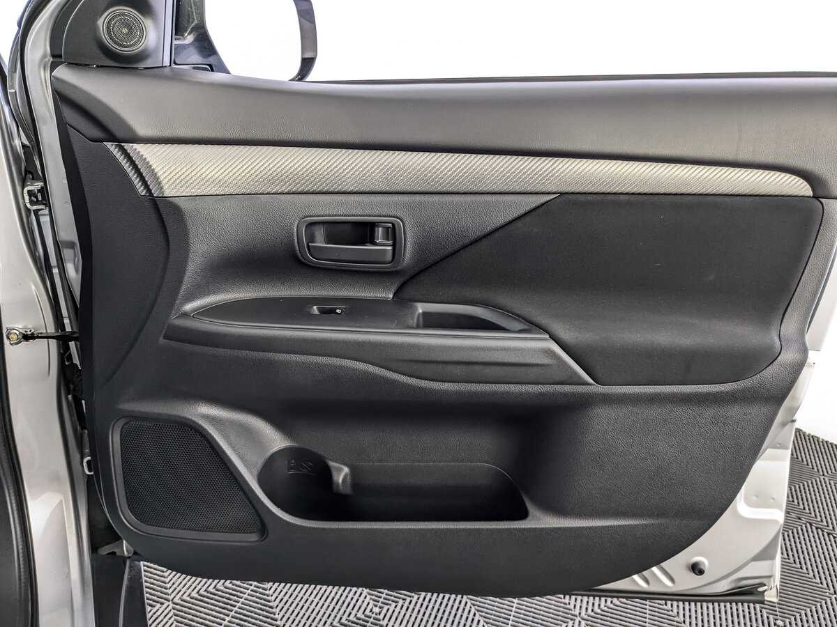 Б/У Митсубиши Оутлэндер 2015 года. Фото: #20