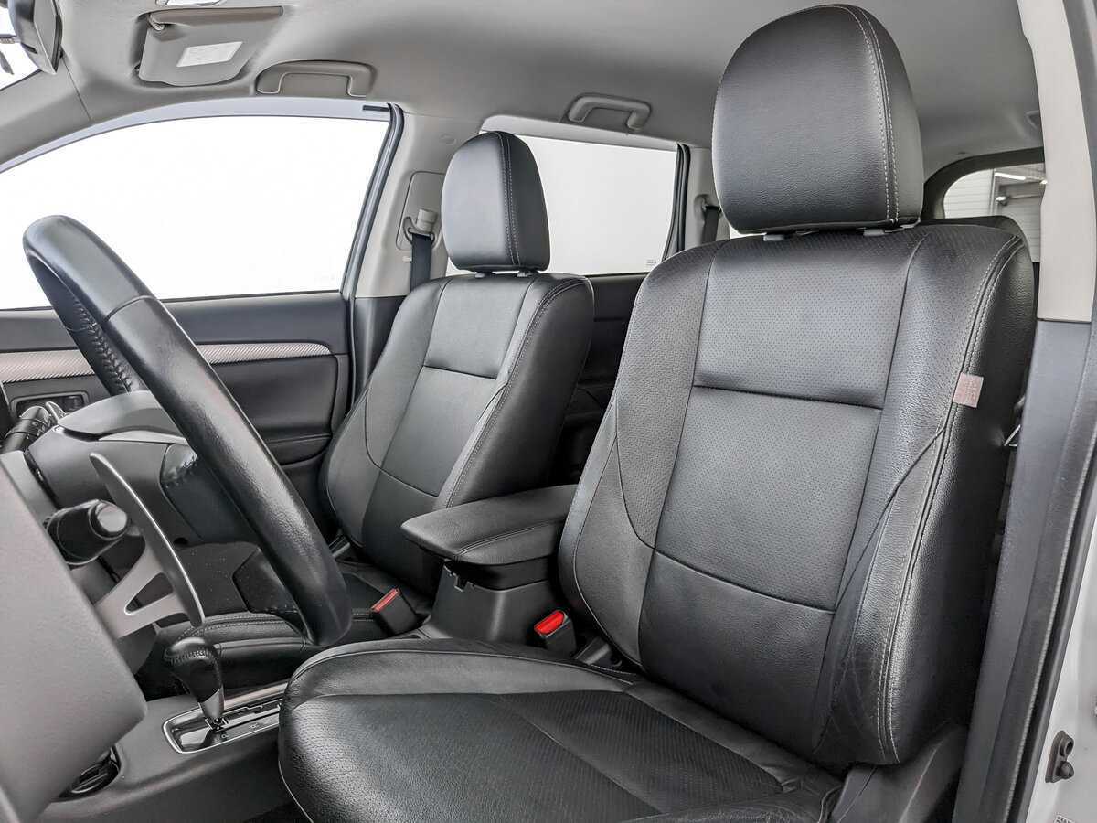 Б/У Митсубиши Оутлэндер 2014 года. Фото: #15