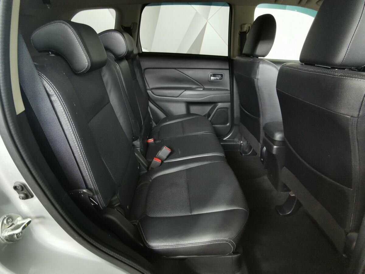 Б/У Митсубиши Оутлэндер 2016 года. Фото: #11