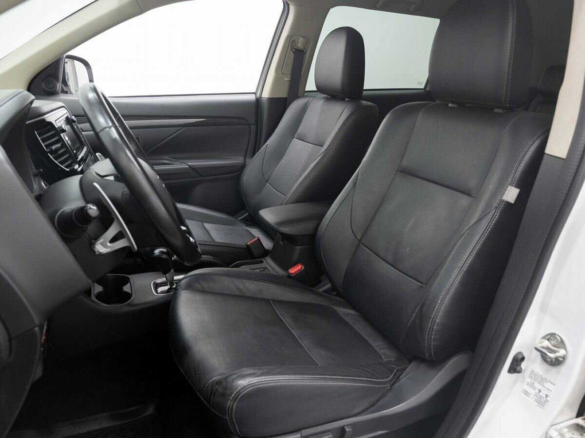 Б/У Митсубиши Оутлэндер 2016 года. Фото: #9