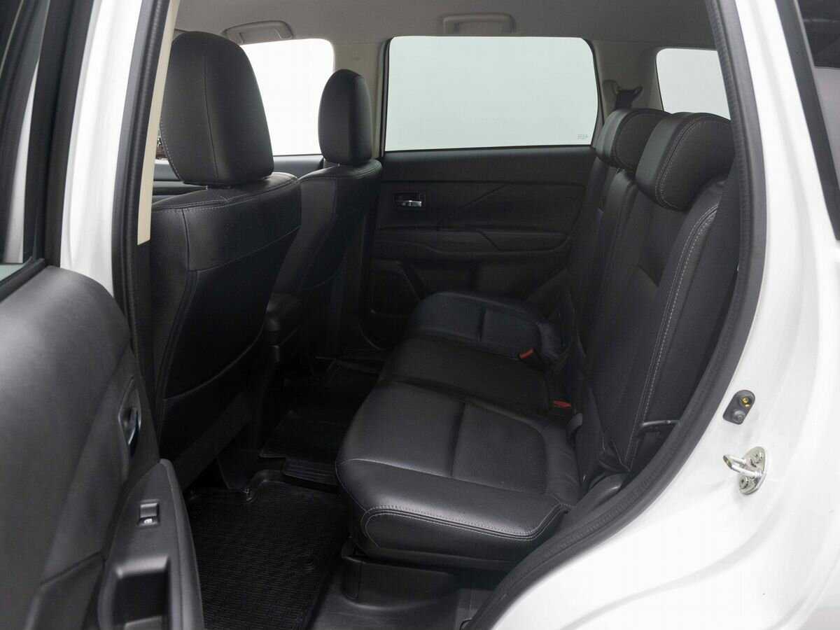 Б/У Митсубиши Оутлэндер 2016 года. Фото: #10