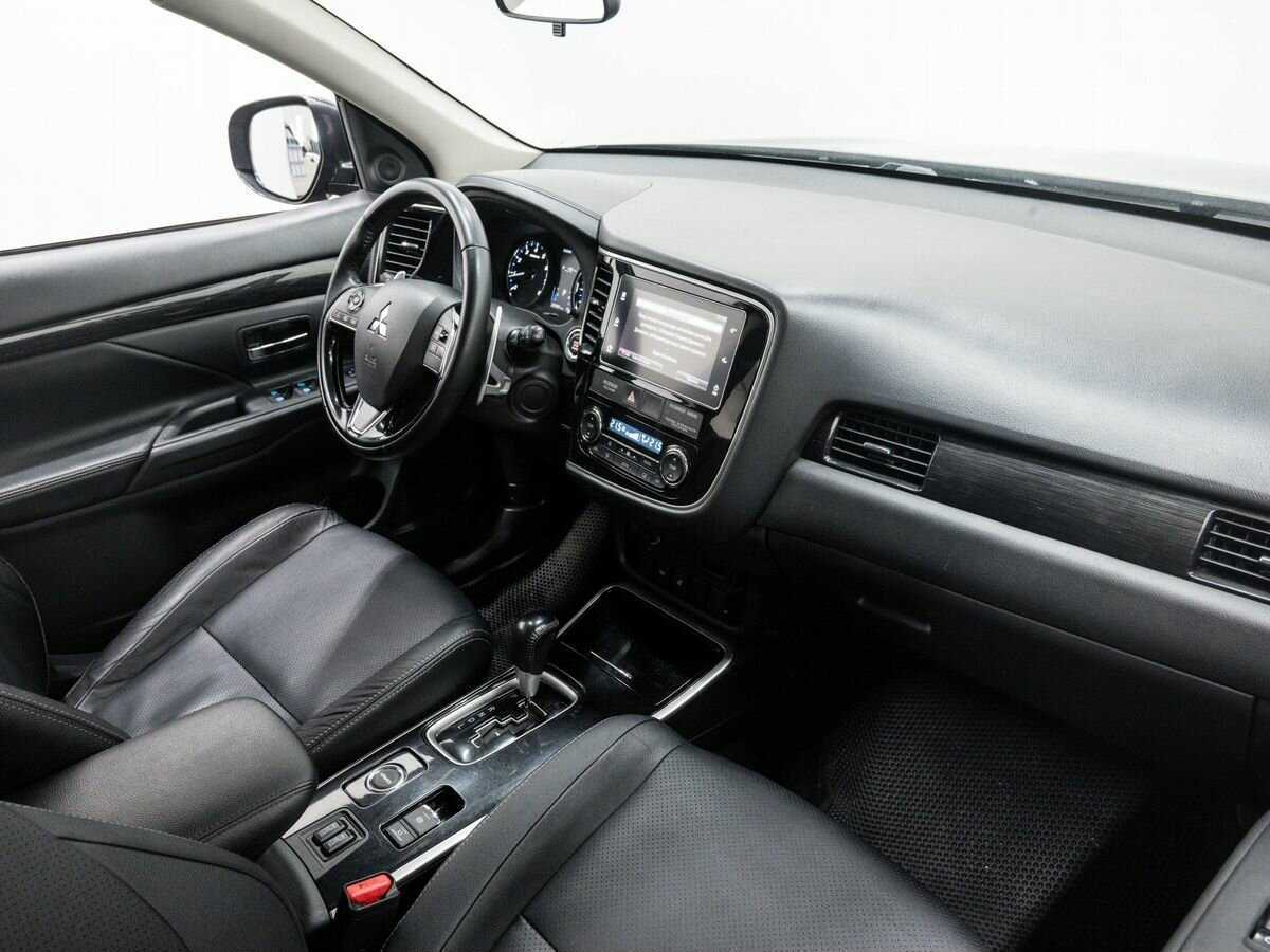 Б/У Митсубиши Оутлэндер 2017 года. Фото: #7