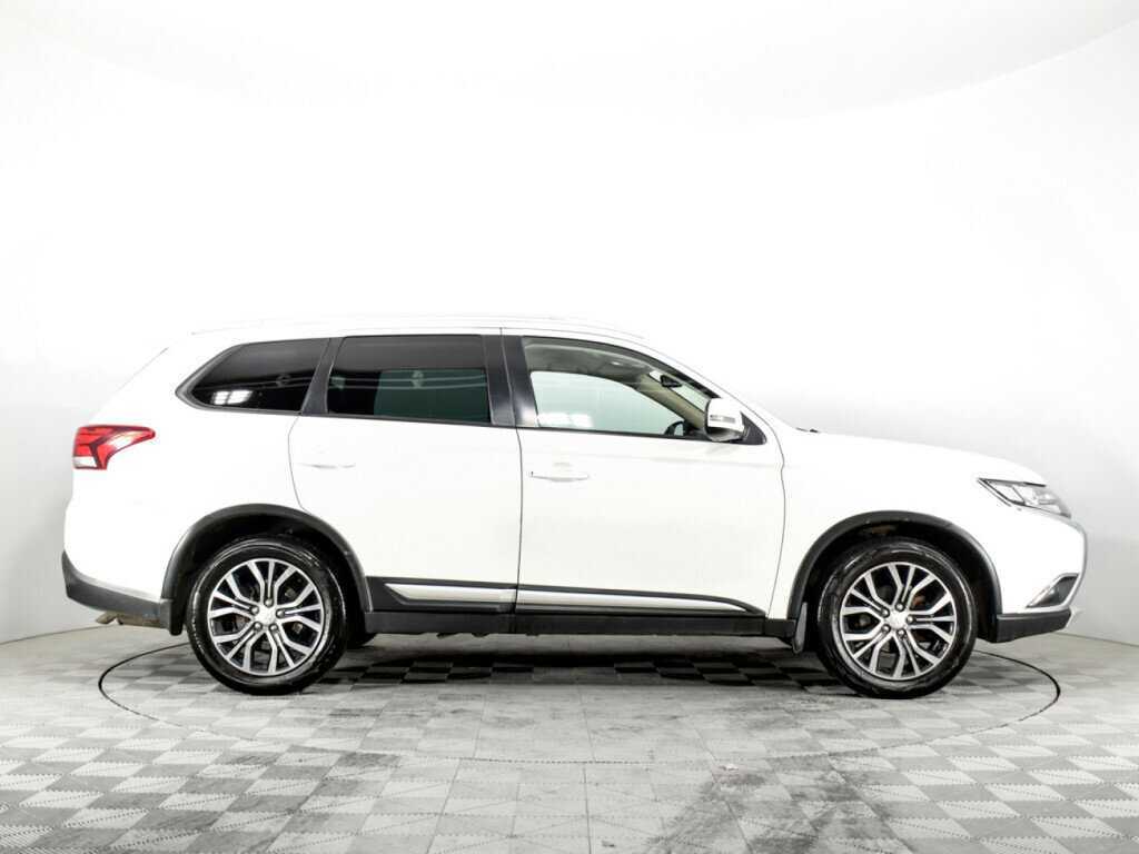 Б/У Митсубиши Оутлэндер 2017 года. Фото: #3