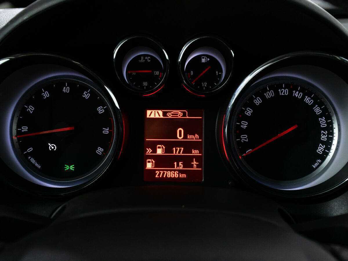 Б/У Опель Астра 2015 года. Фото: #11