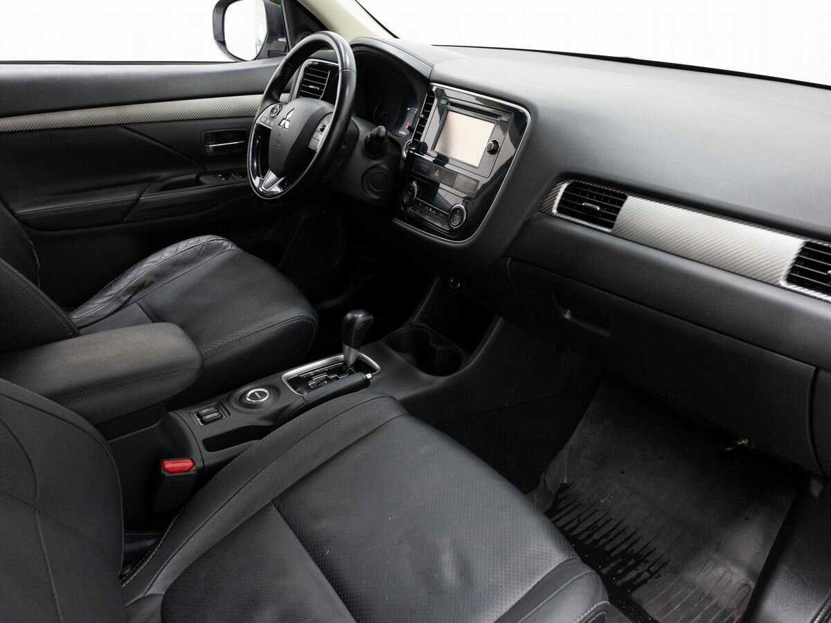 Б/У Митсубиши Оутлэндер 2015 года. Фото: #12