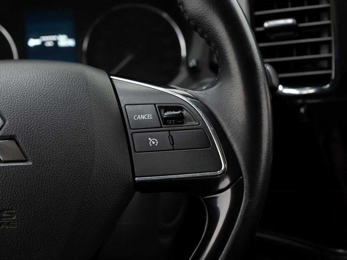 Б/У Митсубиши Оутлэндер 2015 года. Фото: #17