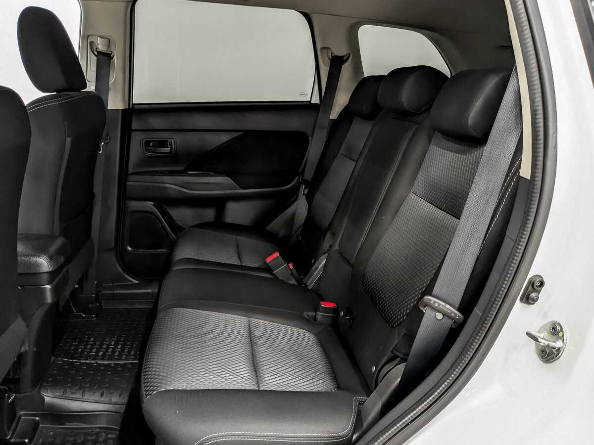 Б/У Митсубиши Оутлэндер 2015 года. Фото: #11