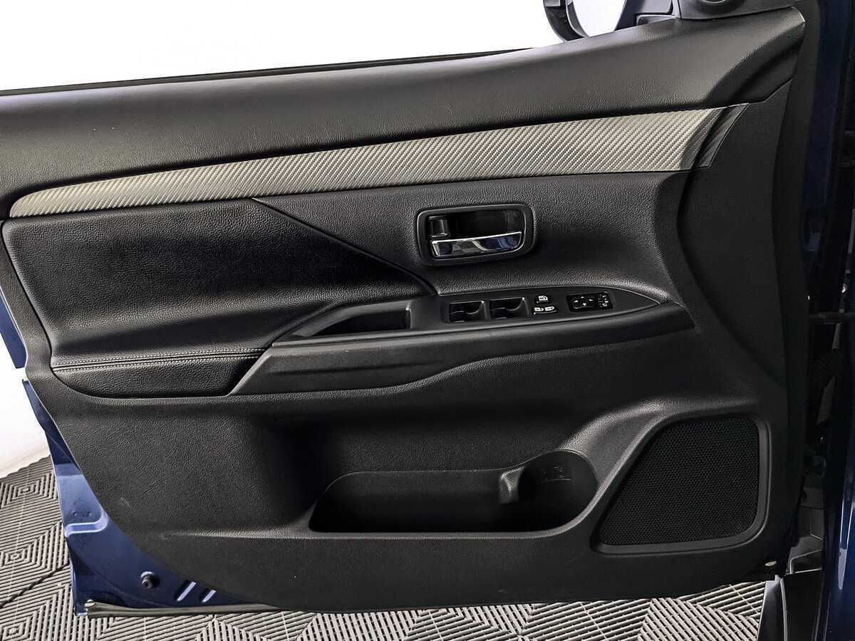 Б/У Митсубиши Оутлэндер 2014 года. Фото: #17