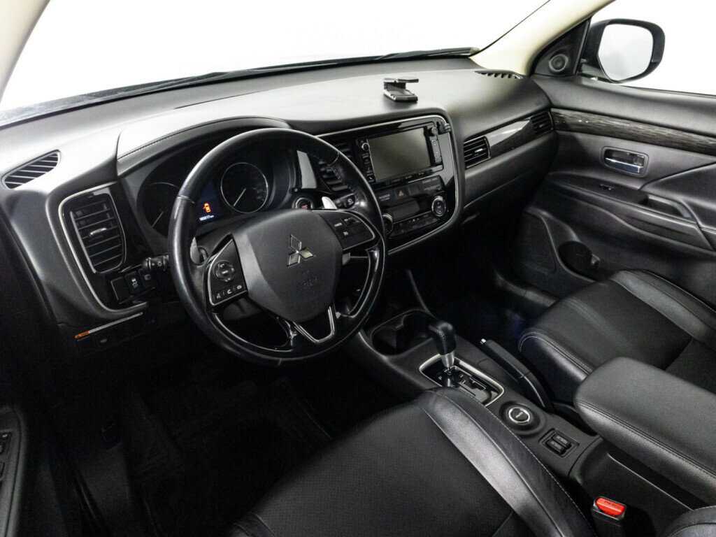 Б/У Митсубиши Оутлэндер 2016 года. Фото: #10