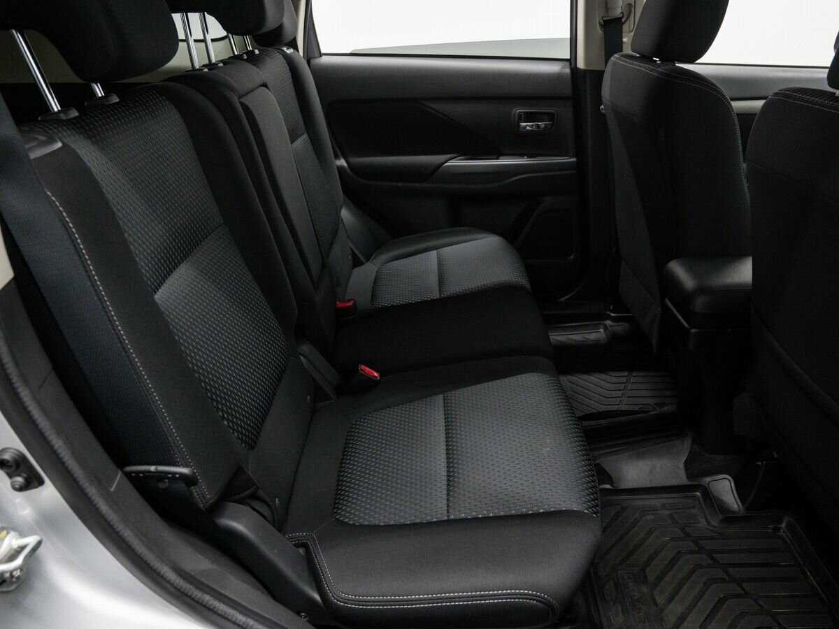 Б/У Митсубиши Оутлэндер 2018 года. Фото: #9