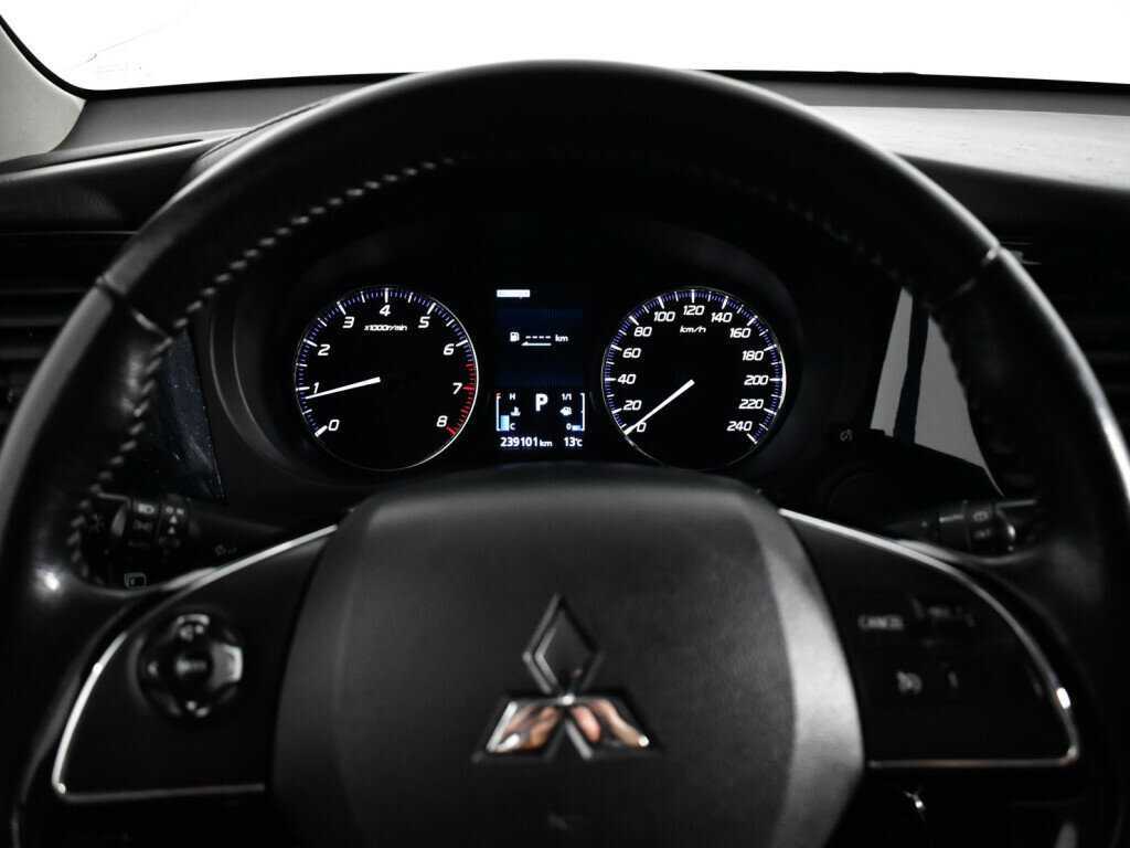 Б/У Митсубиши Оутлэндер 2019 года. Фото: #10