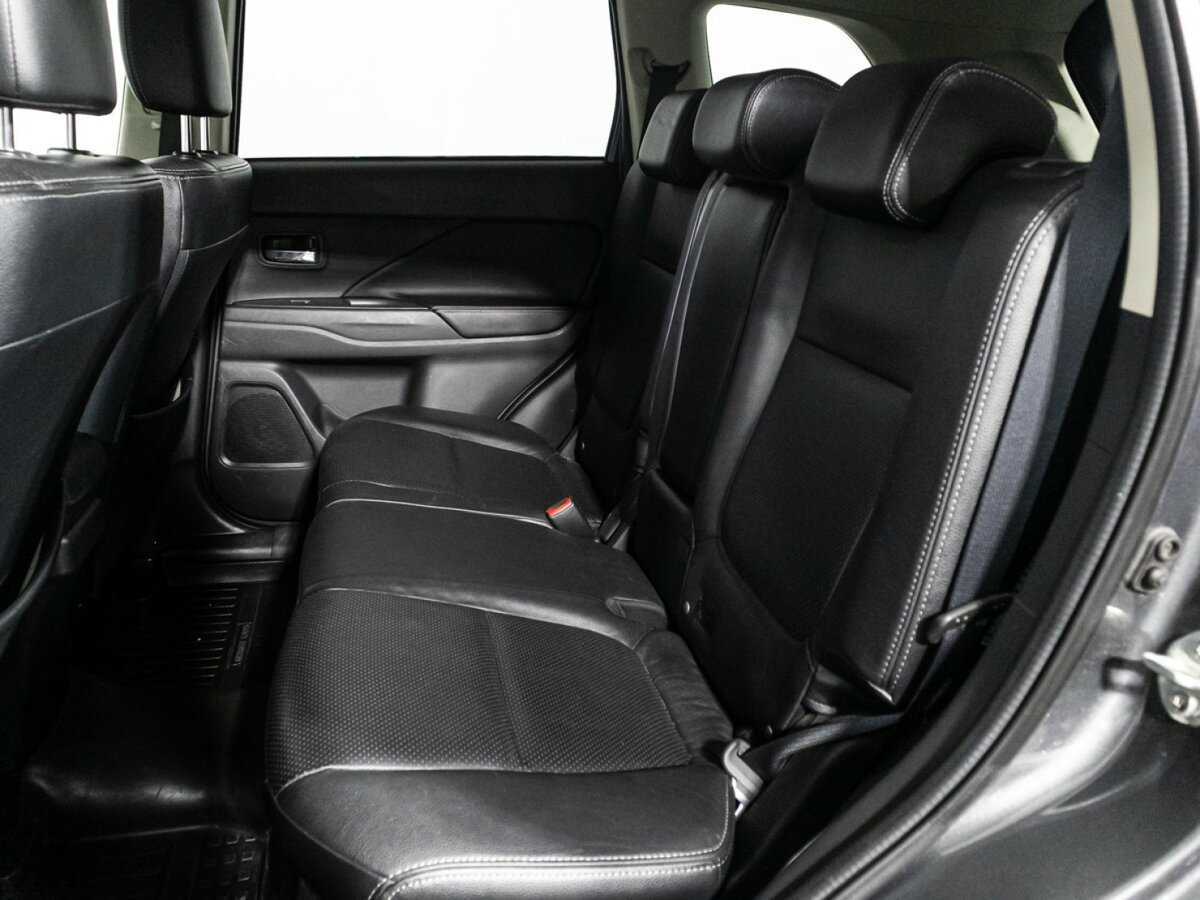 Б/У Митсубиши Оутлэндер 2015 года. Фото: #9