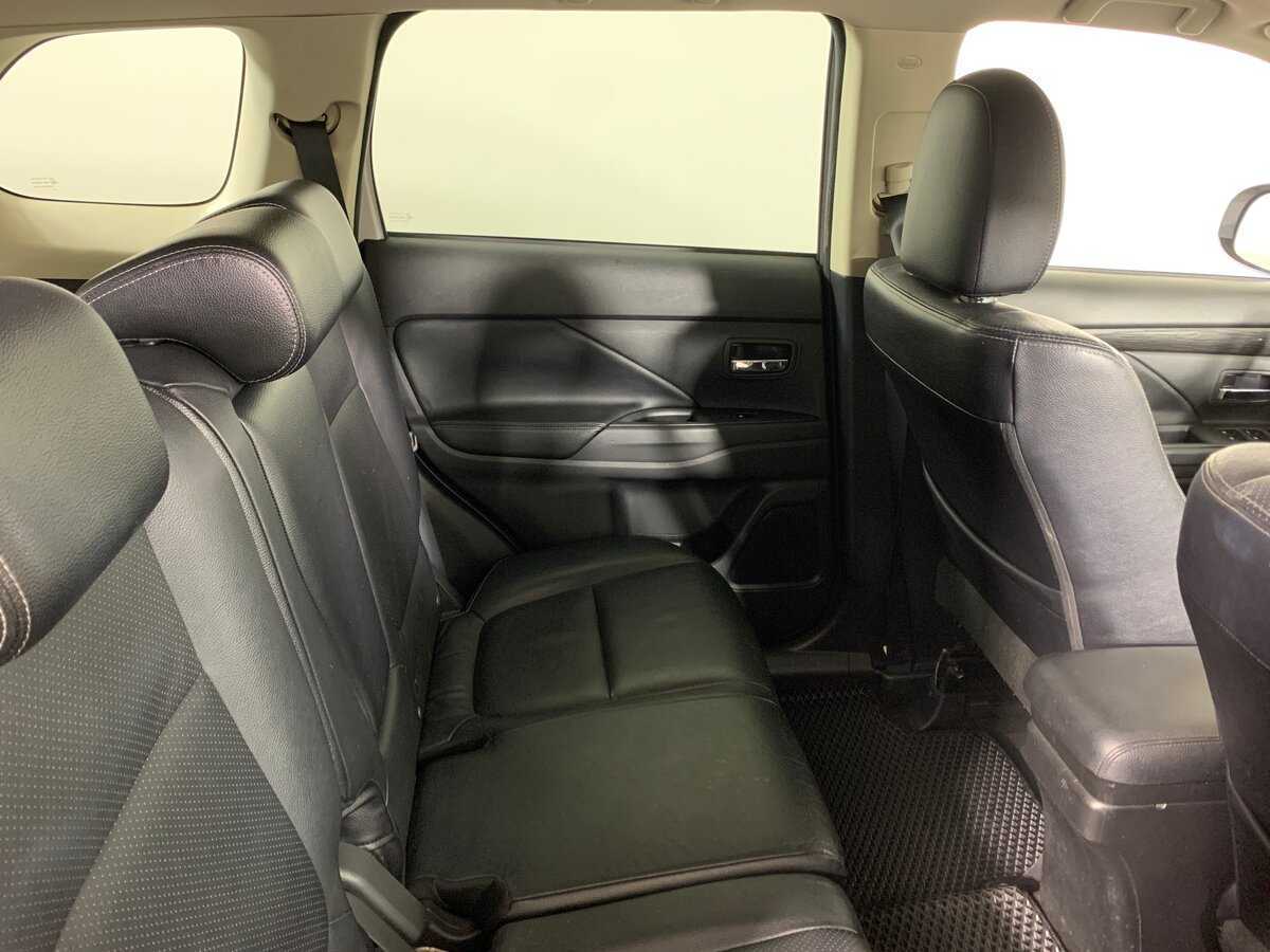 Б/У Митсубиши Оутлэндер 2016 года. Фото: #17