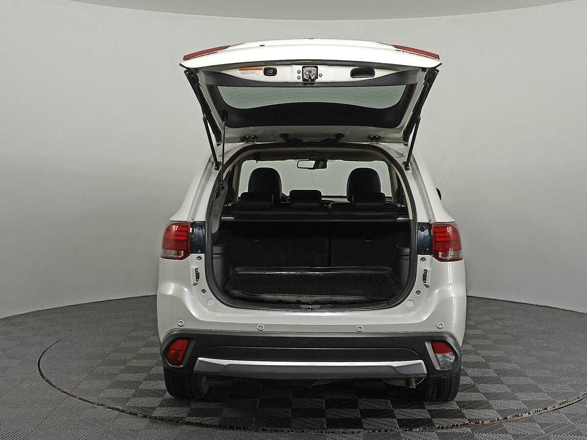 Б/У Митсубиши Оутлэндер 2017 года. Фото: #7