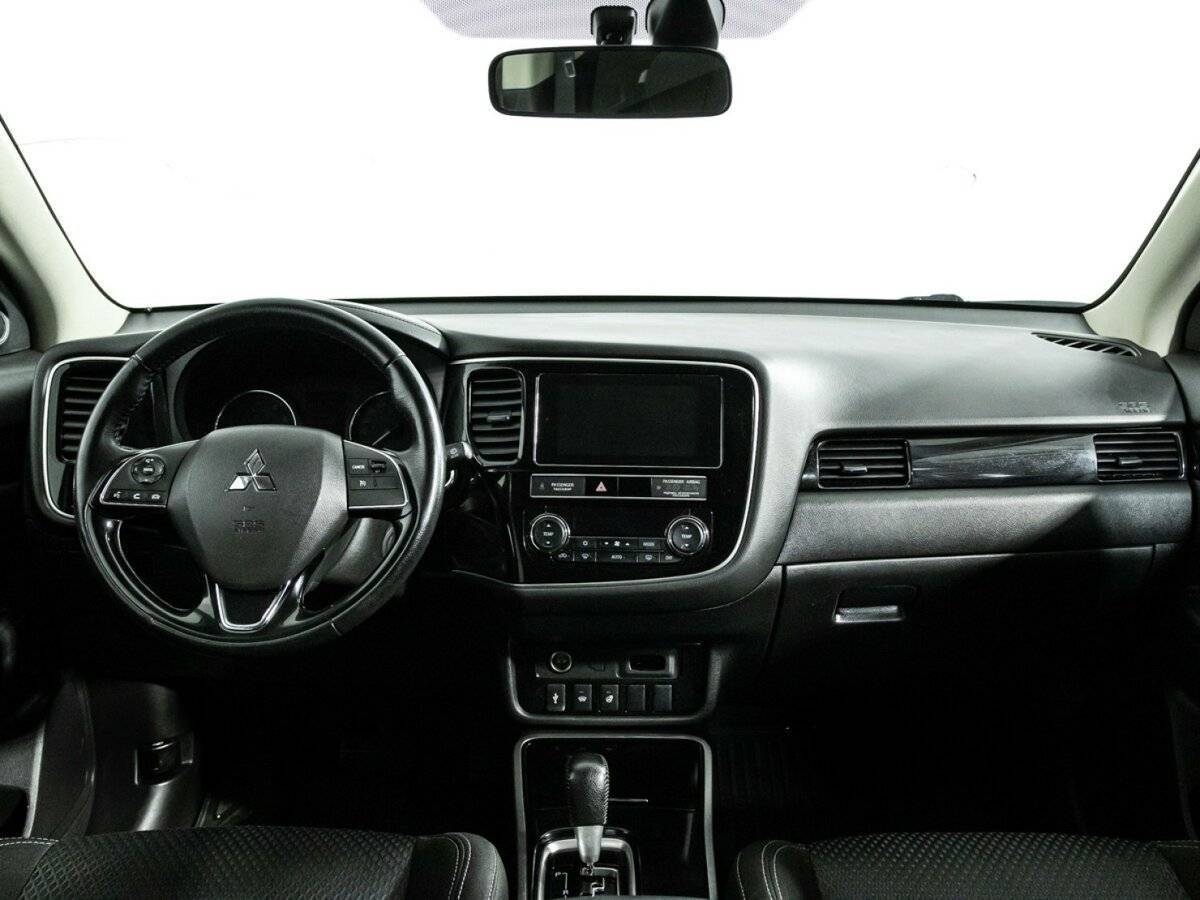 Б/У Митсубиши Оутлэндер 2019 года. Фото: #12