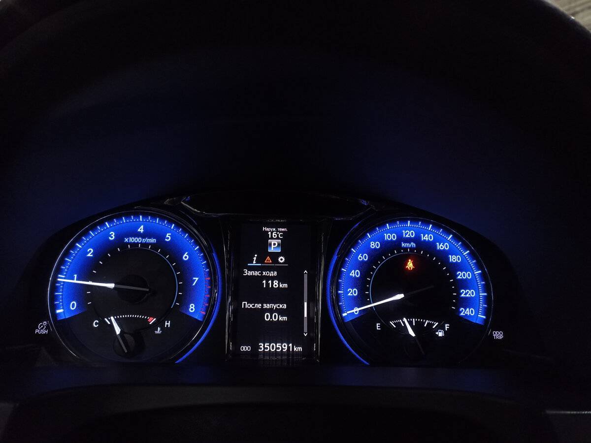 Б/У Тойота Камри 2016 года. Фото: #12