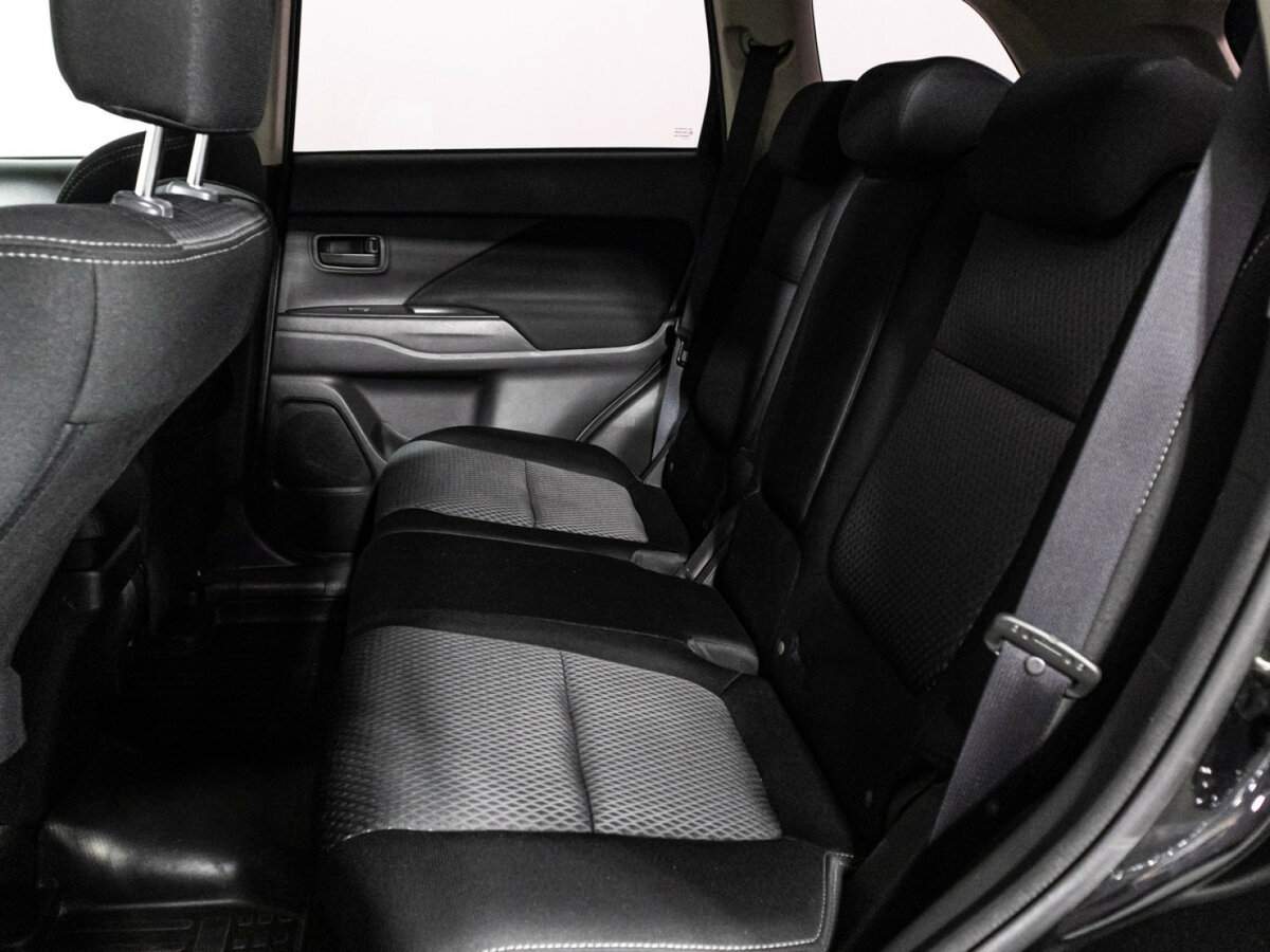 Б/У Митсубиши Оутлэндер 2017 года. Фото: #9