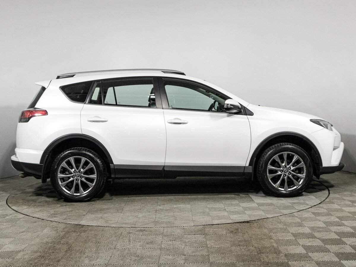 Toyota RAV4 2018 года с пробегом. Фото: #3