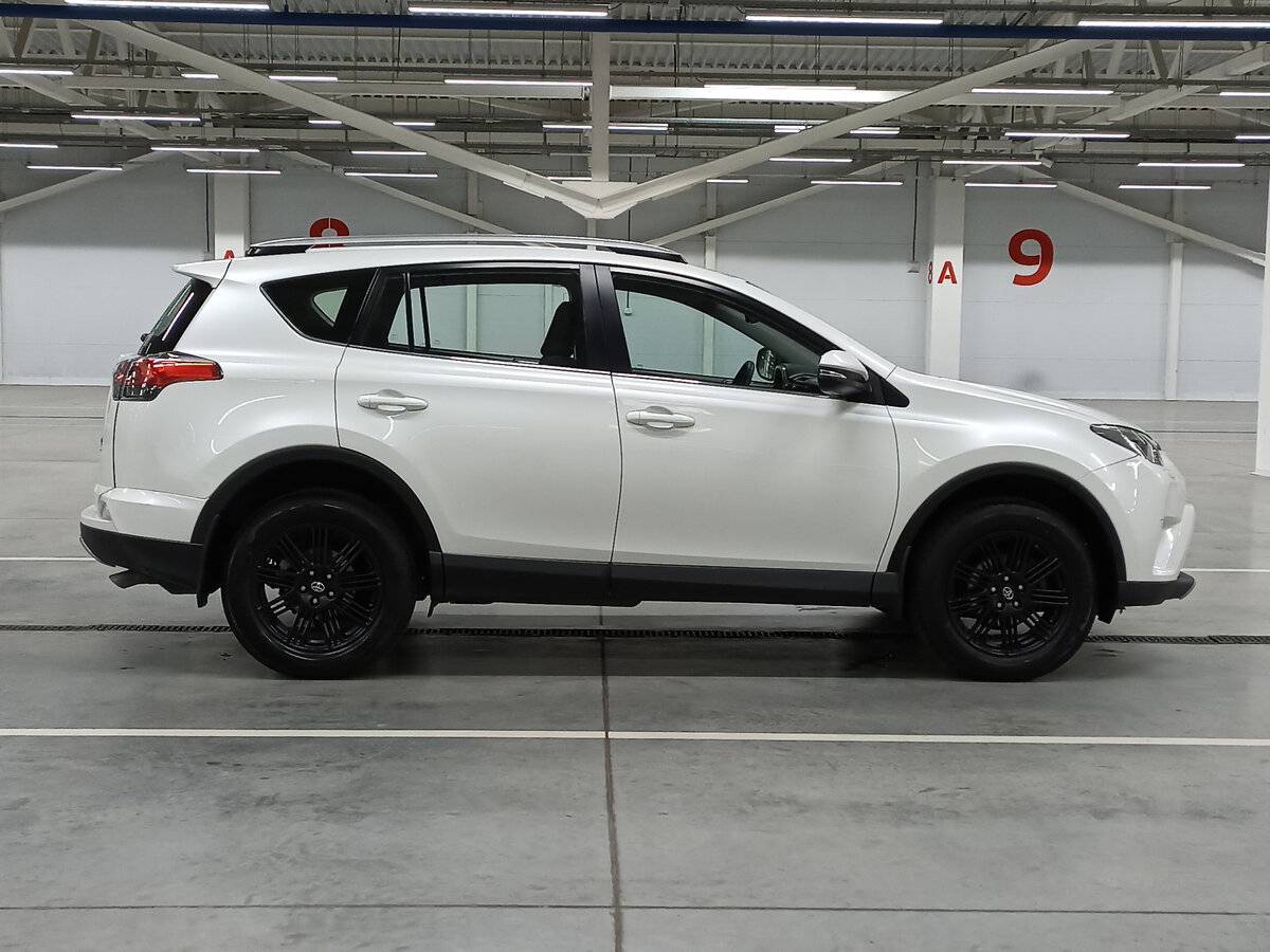 Toyota RAV4 2017 года с пробегом. Фото: #3