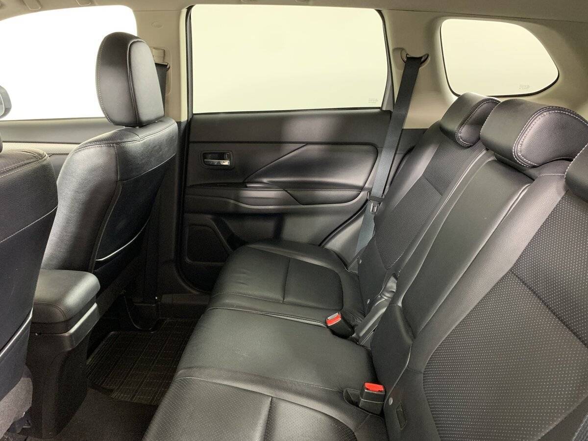 Б/У Митсубиши Оутлэндер 2013 года. Фото: #17