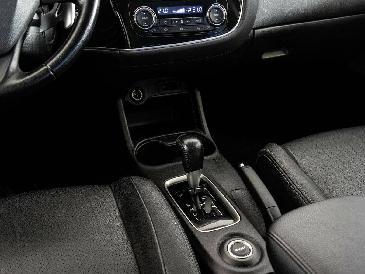 Б/У Митсубиши Оутлэндер 2014 года. Фото: #9