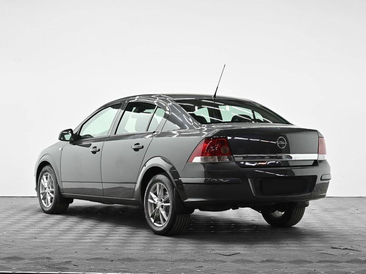 Б/У Опель Астра 2012 года. Фото: #2