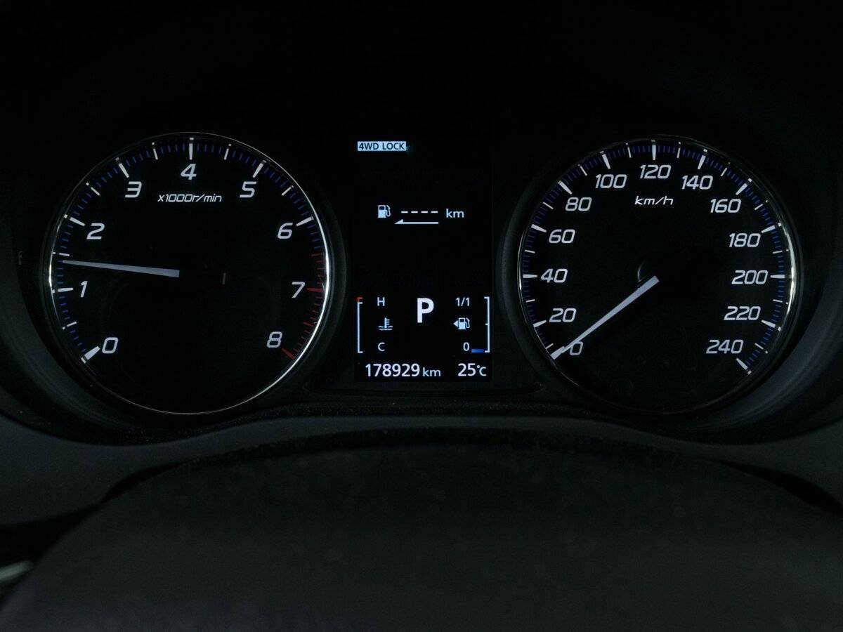 Б/У Митсубиши Оутлэндер 2016 года. Фото: #12