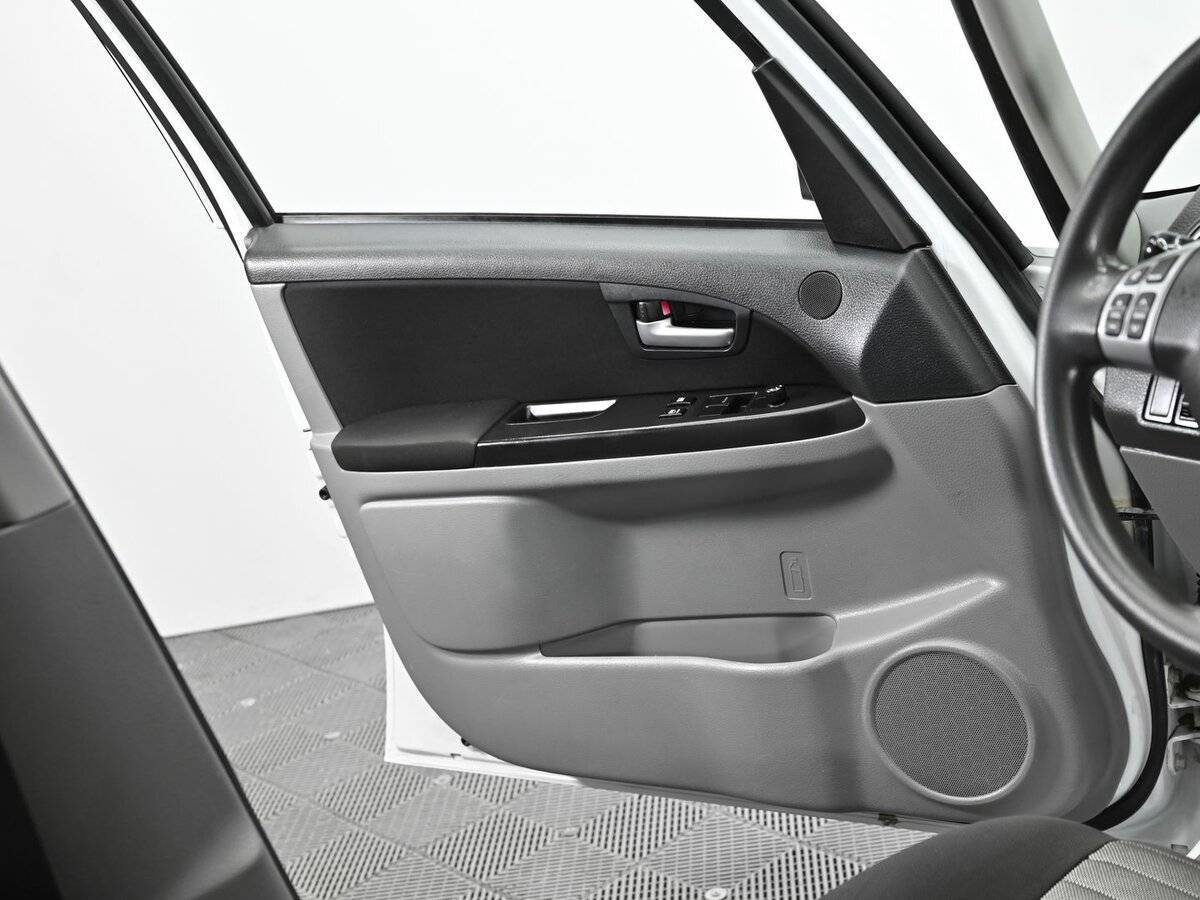 Б/У Сузуки С-Икс4 2013 года. Фото: #6