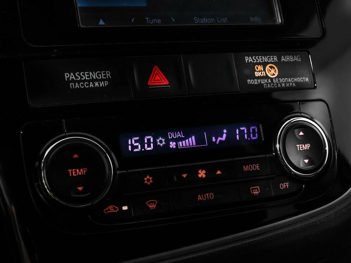 Б/У Митсубиши Оутлэндер 2015 года. Фото: #16